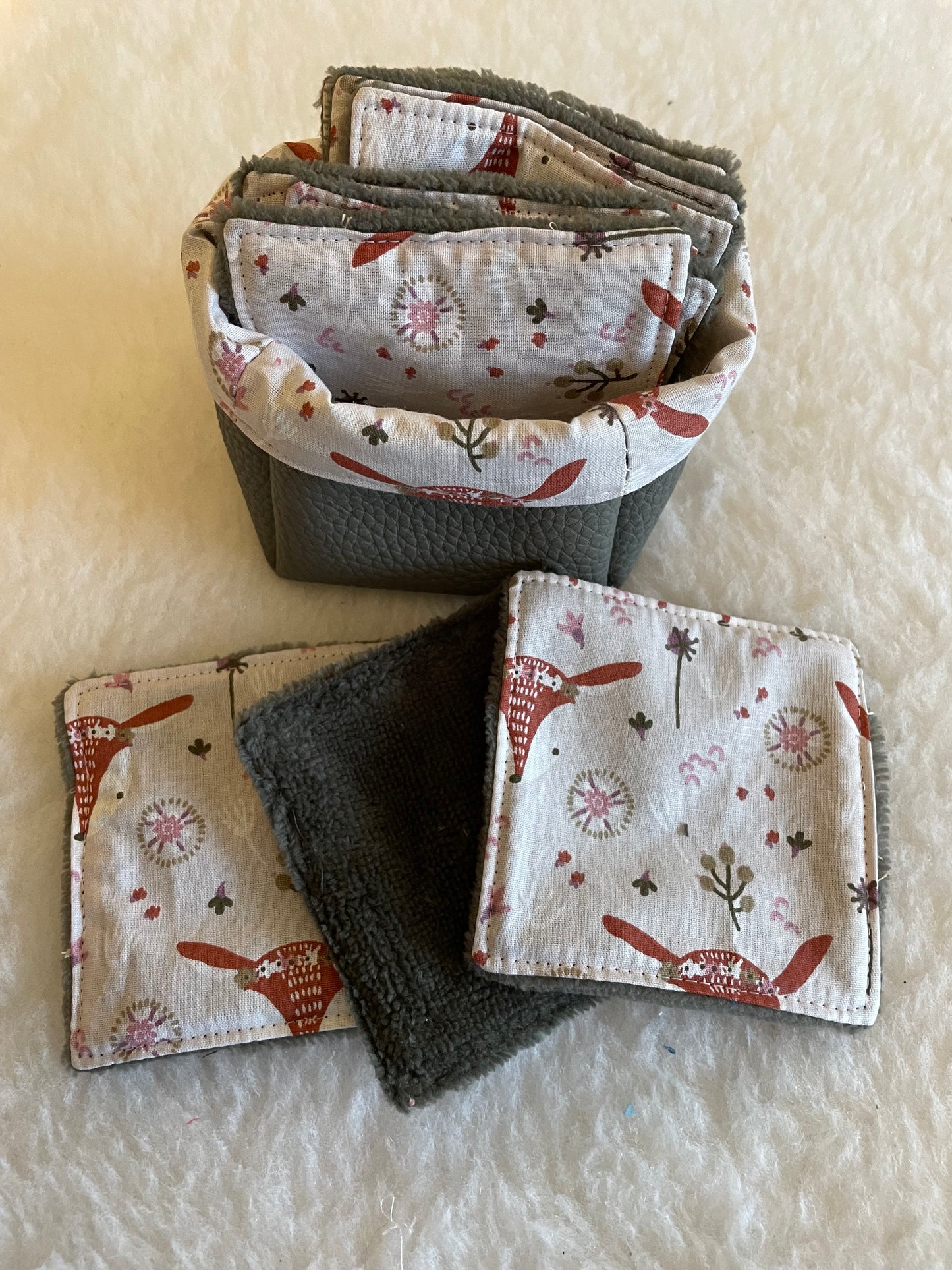 panier et lingettes gris foncé